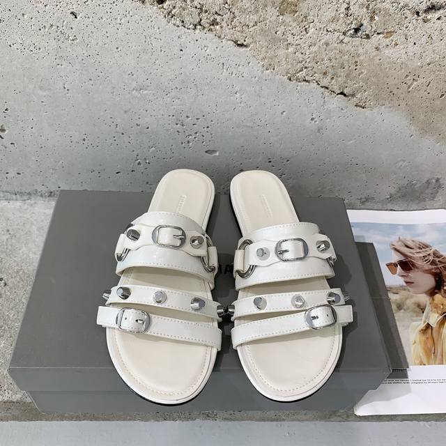 Balenciaga* 2025春夏新款朋克风拖鞋时髦有型，十足的潮流范儿对版高订牛皮面料，羊皮内里，意大利进口真皮大底，尺码：35-39# 40#订做不退换