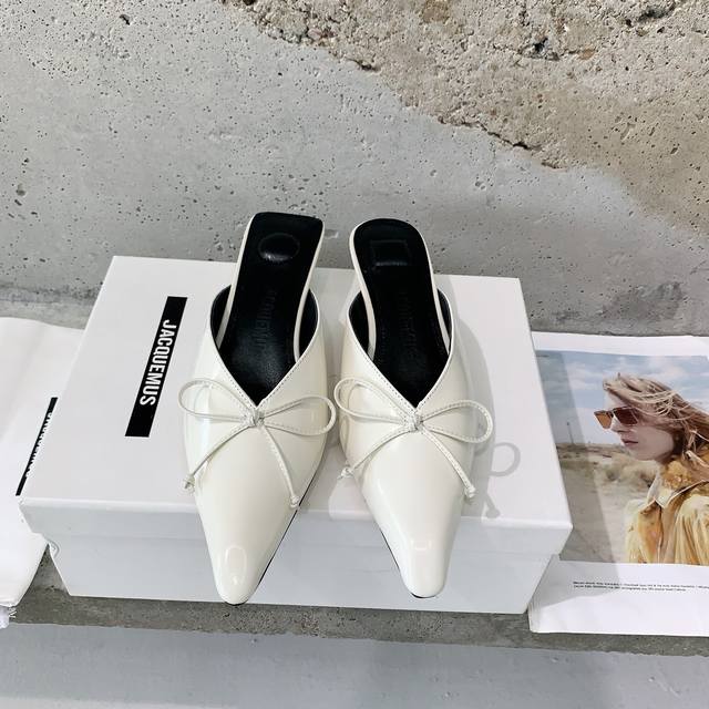 Jacquemus 早春新款小猫跟拖鞋流行的小猫跟设计和茴蕾风碰撞则个性，俏皮可爱时尚好看蝴蝶结装饰很有少女感，整体日常穿搭非常洋气就对了对版开边珠牛皮面料，羊