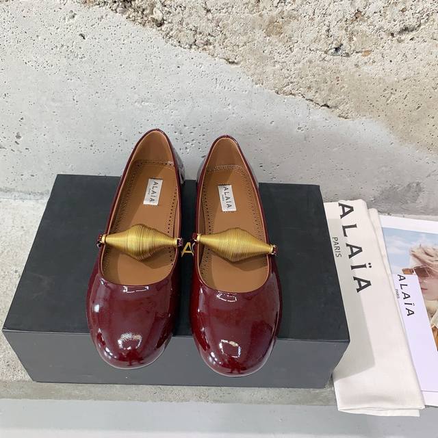 Alaia 走秀款平底芭蕾舞鞋甜酷芭蕾风，人气超高的一款芭蕾舞鞋，浪漫又迷人舒适百搭对版漆皮牛皮面料，羊皮内里，私模橡胶防滑大底，码数：35-39# 40#订做