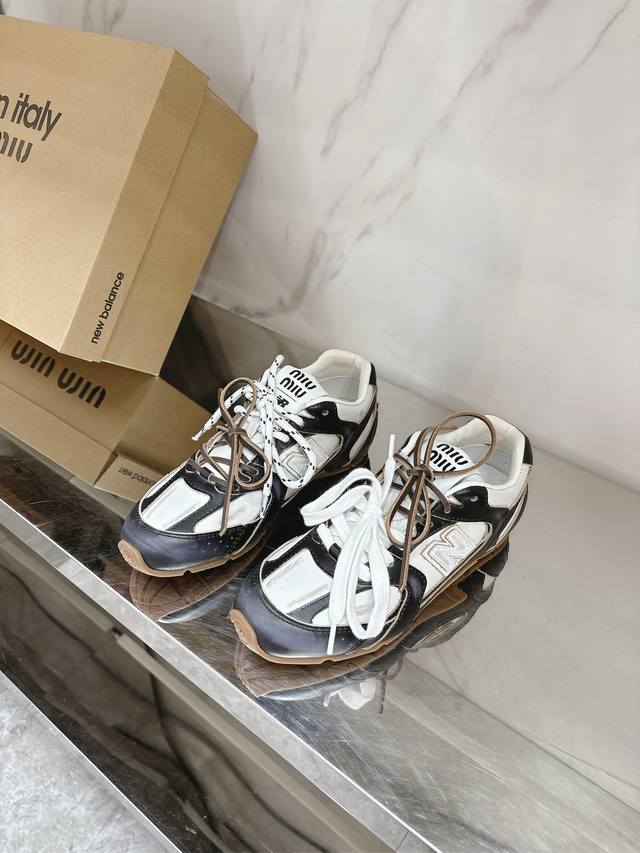 Miu Mi* New Balance 联名 休闲鞋随着 运动鞋的大火来自美拉德的快乐鞋极简复古文艺的风格都能搭，搭各式的袜子也很赞轻巧，把Miumiu的俏皮优