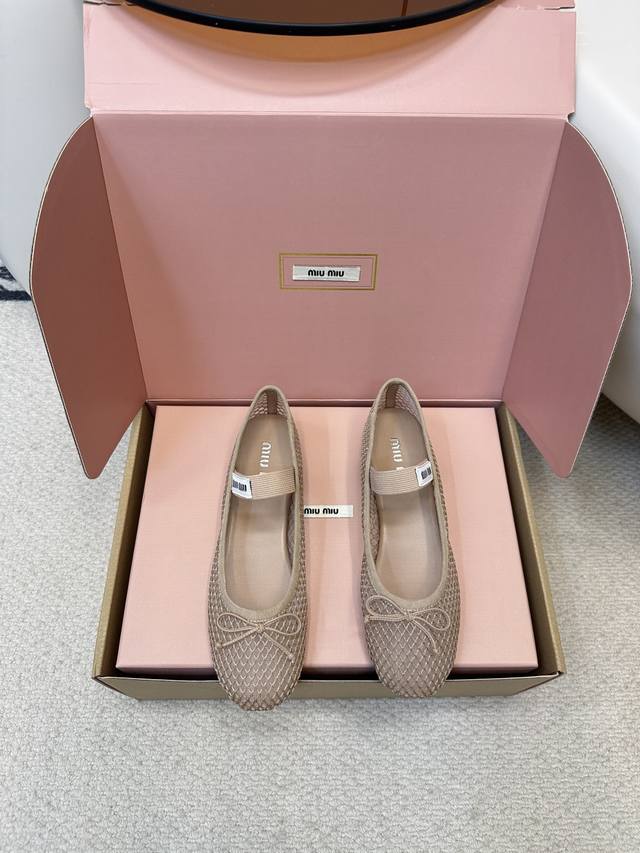 顶级品质 飞机盒+10 Miu Miu｜缪缪玛丽珍仙女芭蕾舞透气网鞋 缎面芭蕾平底鞋亮相时装秀，焕新演绎Miumiu系列标志性的风格。 别致的设计伴以蝴蝶结与徽