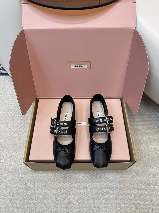 顶级品质 飞机盒+10 Miu Miu｜缪缪玛丽珍仙女芭蕾舞羊皮单鞋 缎面芭蕾平底鞋亮相时装秀，焕新演绎Miumiu系列标志性的风格。 别致的设计伴以蝴蝶结与徽