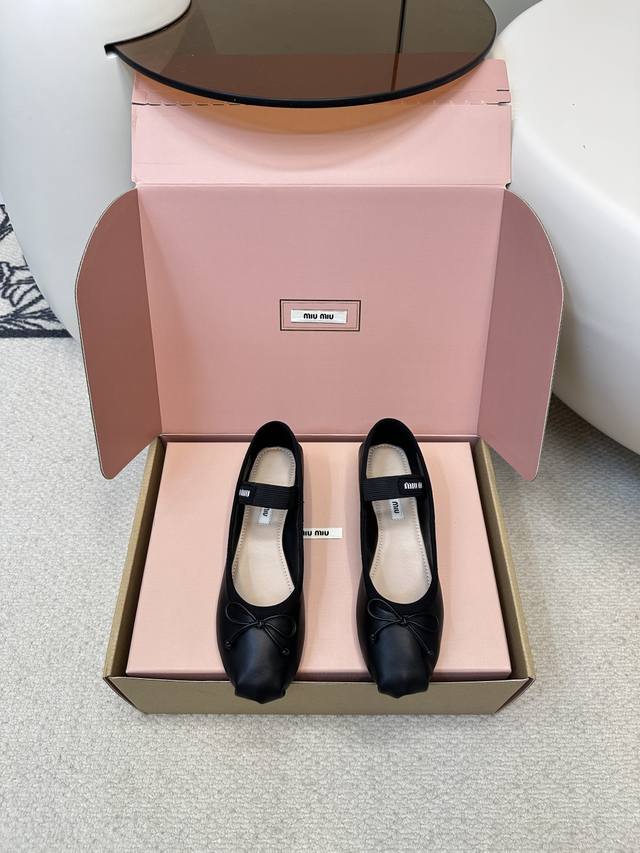 顶级品质 飞机盒+10 Miu Miu｜缪缪玛丽珍仙女芭蕾舞羊皮单鞋 缎面芭蕾平底鞋亮相时装秀，焕新演绎Miumiu系列标志性的风格。 别致的设计伴以蝴蝶结与徽