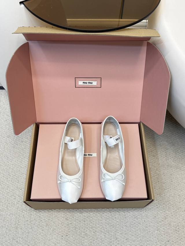 顶级品质 飞机盒+10 Miu Miu｜缪缪玛丽珍仙女芭蕾舞单鞋 缎面芭蕾平底鞋亮相时装秀，焕新演绎Miumiu系列标志性的风格。 别致的设计伴以蝴蝶结与徽标装