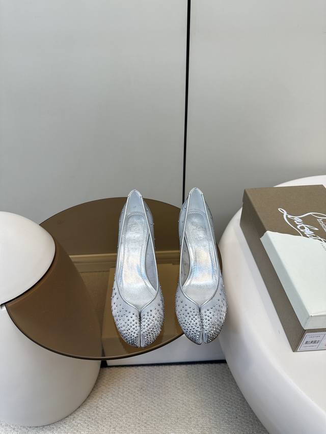 Cl× Mm6 ｜马吉拉联名款高跟分趾鞋烫钻款 Christianlorbortin和Maisonmargiela25Ss新款联名分趾平底鞋即高定又时尚！Bri