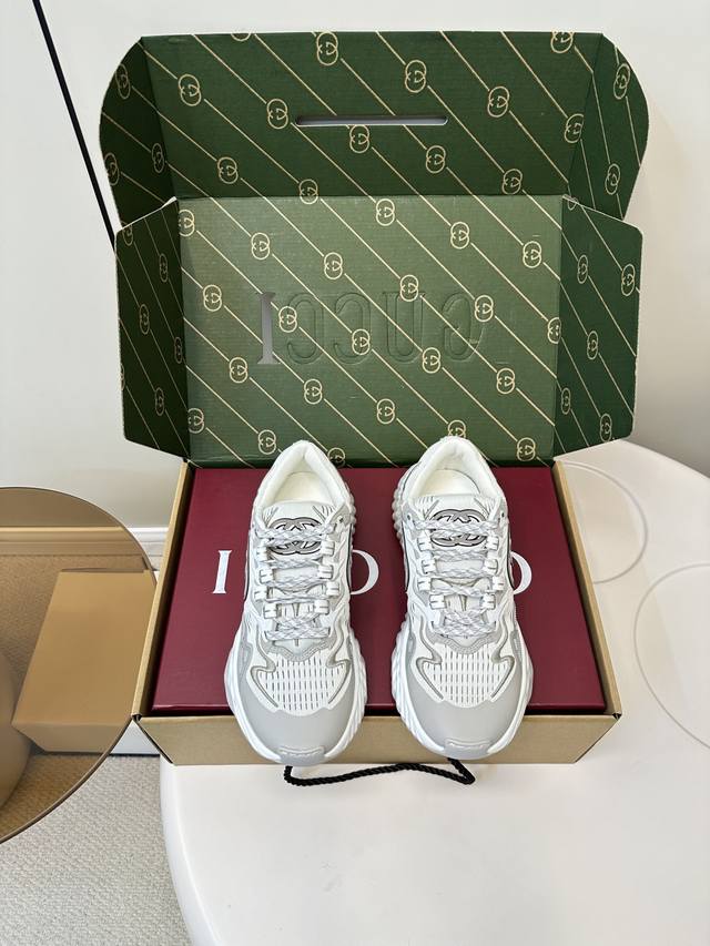 Gucci｜古驰25P最新款波浪鞋时尚运动情侣款老爹鞋 Gucci Ripple系列运动鞋采用创新缝线工艺制作，皮革设计搭配三维立体互扣式双G标饰和Gucci注