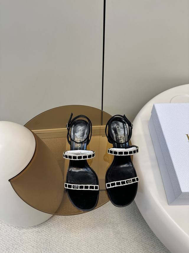 顶级版本 配飞机盒 Dior｜迪奥 25Ss 夏季新款 新元素 春夏新款钻扣凉鞋女鞋 姐妹们！挖到本季Dior的富家千金本命凉鞋了！贵气天花板 鞋面铺满进口奥钻
