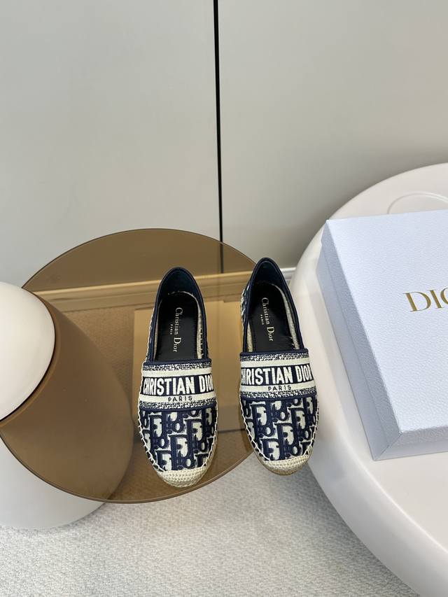 顶级原单 配飞机盒 Dior｜迪奥2025早春新款垫绣版渔夫鞋 网红打卡爆单款、鞋面采用垫绣Ｄ字工艺、复古而又新潮.简单大气、原版一比一定制鞋面刺绣品、 大底原