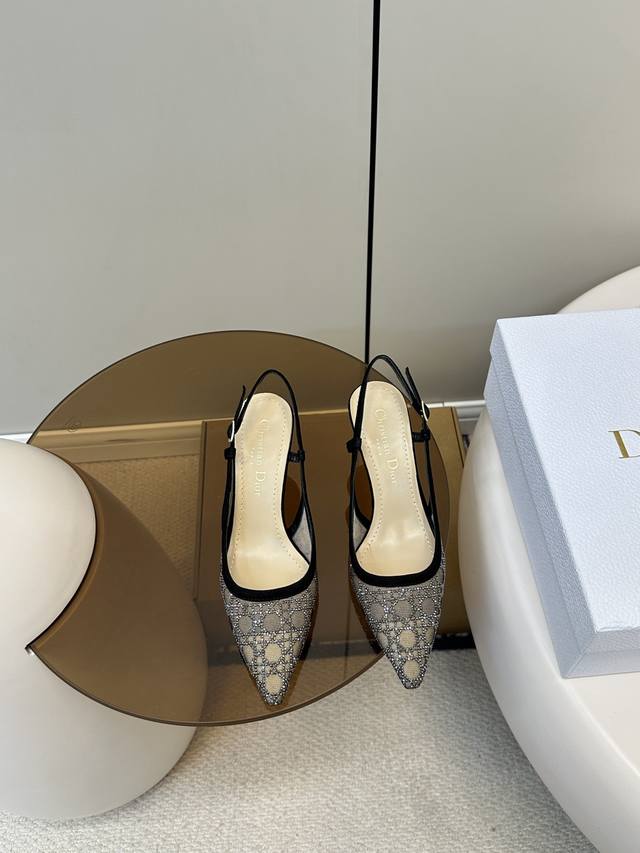 顶级原单 配飞机盒 Dior｜迪奥 新品猫跟汤钻时尚凉鞋 新品烫钻小猫跟凉鞋 经典的迪奥藤格纹元素 时尚必备款舒适感真的极极好 面料网纱+汤钻 内里采用原单订制