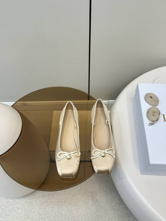 顶级原单 配飞机盒 Dior｜迪奥 新品芭蕾舞鞋Cd珍珠扣平底鞋 新品珍珠菱格纹芭蕾舞 ～ 芭蕾鞋经典的蝴蝶结上加了Cd细节的珍珠设计精致 必备款舒适感真的极极
