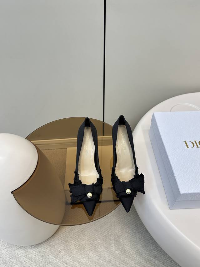 顶级原单 配飞机盒 Dior｜迪奥 新品蝴蝶结Cd珍珠扣高跟单鞋 新品珍珠扣高跟鞋 性感且时髦 蝴蝶结上加了Cd细节的珍珠设计精致 必备款舒适感真的极极好 面料