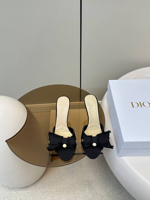 顶级原单 配飞机盒 Dior｜迪奥 新品蝴蝶结Cd珍珠扣高跟凉鞋 拖鞋 新品珍珠扣高跟凉鞋 性感且时髦 蝴蝶结上加了Cd细节的珍珠设计精致 必备款舒适感真的极极