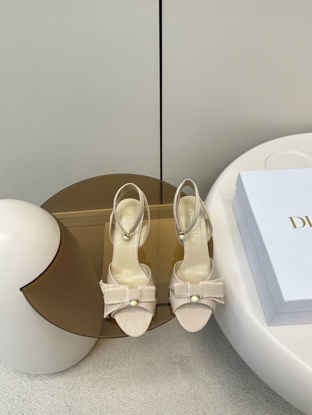顶级原单 配飞机盒 Dior｜迪奥 新品芭蕾舞鞋Cd珍珠扣高跟凉鞋 新品珍珠扣高跟凉鞋 性感且时髦 蝴蝶结上加了Cd细节的珍珠设计精致 必备款舒适感真的极极好