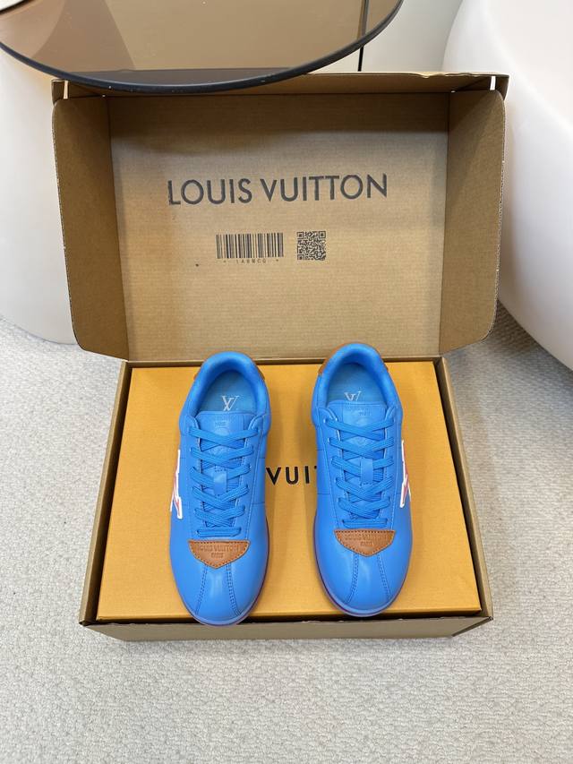 顶级版本 配飞机盒 Lv路易威登 菲董 联名 走秀款 胖丁 厚底 休闲 运动鞋 阿甘鞋 男码320 此次系列包括从简约风格的运动鞋到引人注目的跑鞋。Lv以其标志