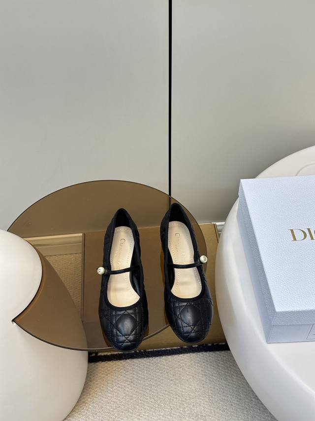 顶级原单 配飞机盒 Dior｜迪奥 新品芭蕾舞鞋Cd珍珠扣玛丽珍3Cm粗跟单鞋 新品珍珠菱格纹芭蕾舞 ～ 芭蕾鞋经典的迪奥藤格纹元素 罗纹蝴蝶结上加了Cd细节的