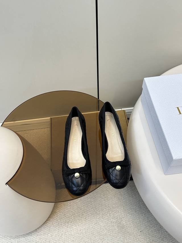 顶级原单 配飞机盒 Dior｜迪奥 新品芭蕾舞鞋Cd珍珠扣3Cm粗跟单鞋 新品珍珠菱格纹芭蕾舞 ～ 芭蕾鞋经典的迪奥藤格纹元素 罗纹蝴蝶结上加了Cd细节的珍珠设