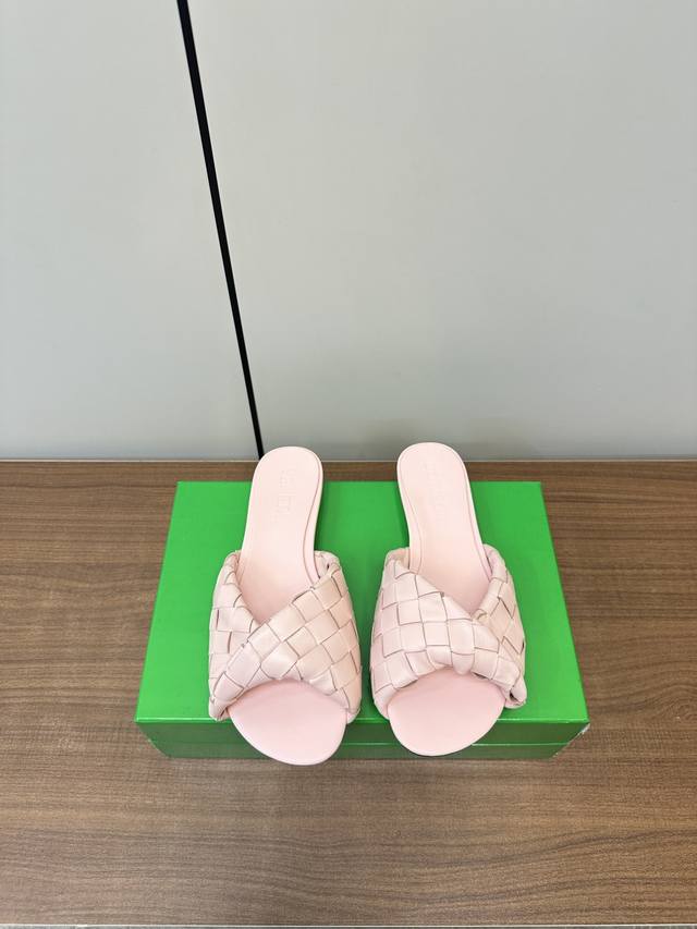 Botteg* Veneta Ssbv新款网红款编织拖鞋 Ｐ Bv今年的单品都超级的火？每一款产品都备受瞩目，时尚达人的最爱，这款拖鞋也不例外，上脚真的超百搭