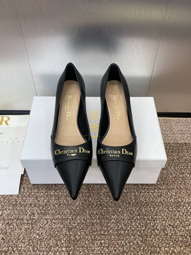 工厂P价P 迪奥 2025春夏高定系列新款 My Dior 低跟尖头女鞋 Cd字母Logo五金扣细跟单鞋 材质：进口开边珠牛皮 小牛皮 环保透气科技面料+水染羊