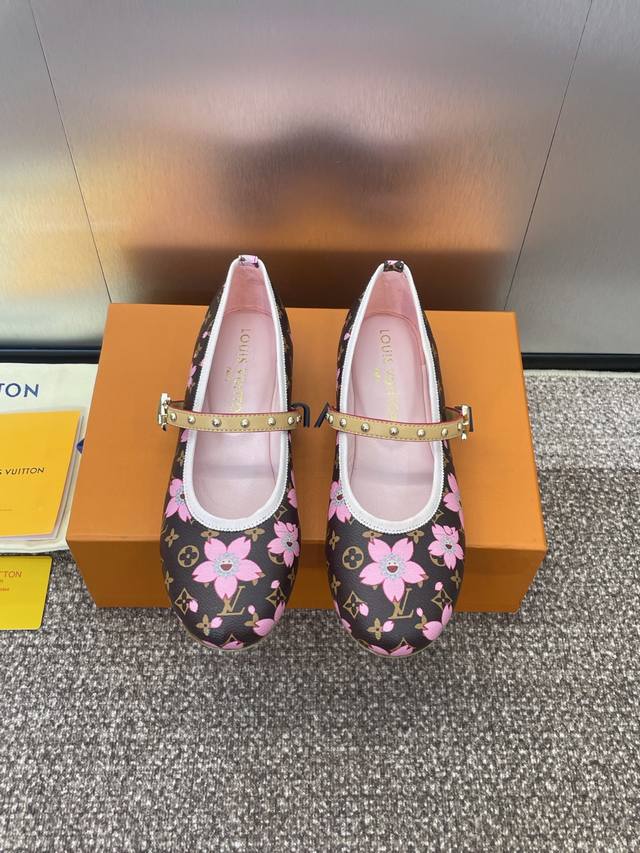 Louis Vuitton 2025春夏新款平底芭蕾舞娃娃女鞋 Lv Romy系列字母Logo五金扣圆头拼色女单鞋 材质：鞋面进口小牛皮+水染羊皮内里+意大利真