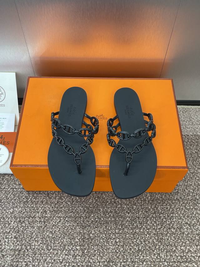 工厂P价P 爱马仕 Hermes 春夏经典款Bouncing猪鼻子链条夹指女鞋 H家平底圆头露趾果冻色凉拖鞋 材质：鞋面Chaine Dancre图案+原版开模