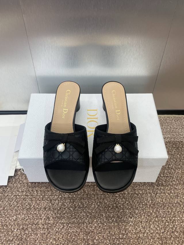 工厂P价P Dior 迪奥2025春夏新款Ballet系列圆柱跟电绣藤格纹蝴蝶结珍珠女鞋 Cd明星同款鱼嘴露趾高跟圆头一字拖凉鞋 材质：鞋面进口全粒面小牛皮+水