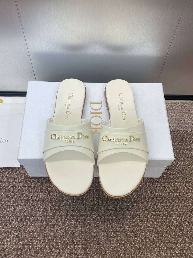 工厂P价P 迪奥 2025 春夏新款 My Dior 平底女鞋 Cd字母Logo五金扣圆头鱼嘴露趾凉拖鞋 材质:鞋面进口小牛皮 环保透气科技面料+水染羊皮内里+