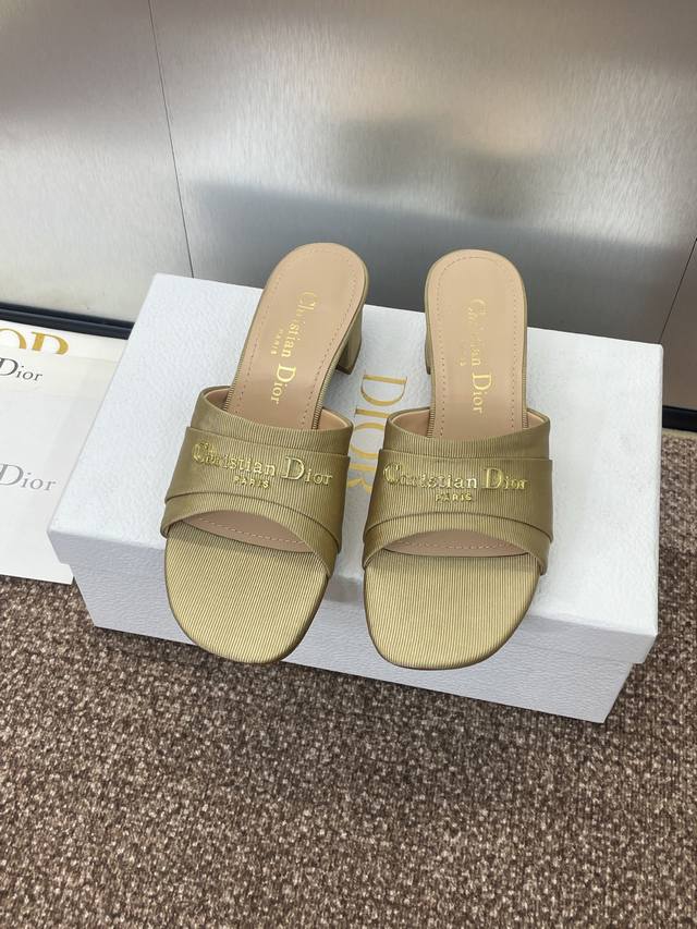 工厂P价P 迪奥 2025 春夏新款 My Dior 粗跟女鞋 Cd字母Logo五金扣圆头鱼嘴露趾凉拖鞋 材质:鞋面进口小牛皮 环保透气科技面料+水染羊皮内里+