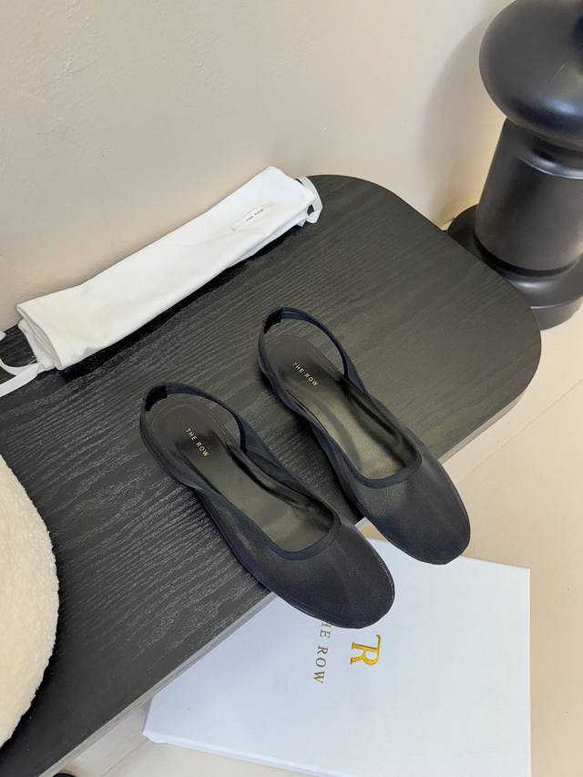 The Row 新品 极简主义天花板 利落又带点松弛感 踩上就自带时髦滤镜 是那种低调却能让穿搭质感飙升的狠角色 时髦精闭眼入的宝藏单品~ 鞋面进口网纱 进口羊