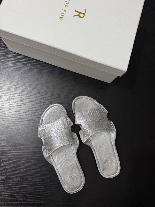The Row 新品 独特的异形带面设计 打破常规 满溢先锋时髦感 鞋面仿鳄鱼皮纹理 质感上乘 低调中尽显奢华 简约的一脚蹬款式 将休闲与格调完美融合 是彰显个