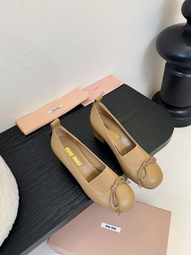 Miumiu缪缪25春夏新款乐福鞋 春夏清新配色曲线优美，日常穿搭都很搭鞋边有专属标识性Logo格调，上脚尽显优雅魅力！ 鞋面采用羊皮 内里垫脚羊皮 意大利进口
