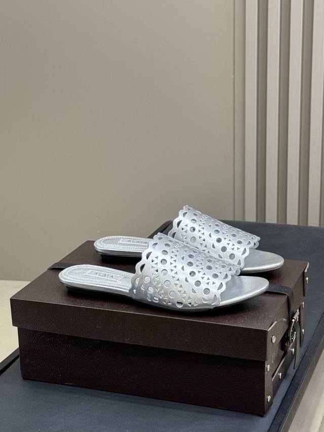 Alaia Ss25 New Arrival～ 阿莱亚 25春夏 雕花拖鞋新品 看着很怂 穿着很美，真的 试过就知道！它对脚的包容性很好，而且超级显瘦！ 猪蹄子