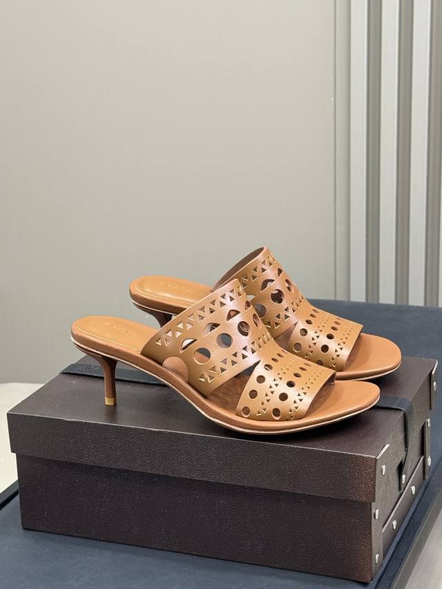 Alaia Ss25 New Arrival～ 阿莱亚 25春夏 雕花高跟鞋新品 看着很怂 穿着很美，真的 试过就知道！它对脚的包容性很好，而且超级显瘦！ 猪蹄