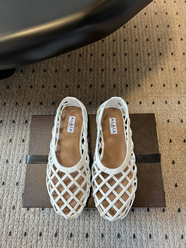 独家新品 Alaia 25Ss新款皮面渔网单鞋 Alaia 新款渔网鞋来咯 皮质编织更显时尚个性。 透气舒适，夏日度假必备的芭蕾舞鞋之一，兜兜转转还得是Alai