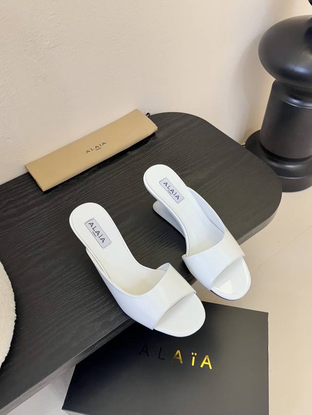 代购级 Alaia 阿莱雅 小众潮牌 25Ss春夏新款 细跟拖鞋 这品牌这不用多说，是近两年最火之一的品牌，几乎博主人手一双！ 春天的季节就要到了，推荐这款随性