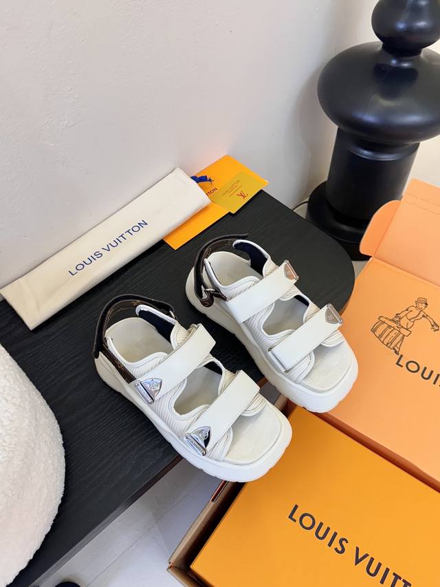 225 驴家新品 New Arrival～Lv春夏厚底漆皮水台凉鞋.单宁色搭配的牛漆皮皮质，也太出彩了！性感舒适，拉满了夏日美鞋能给的满分情绪价值.凉鞋的造型也