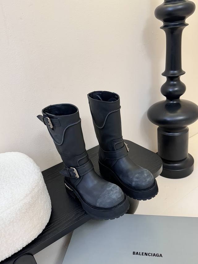 Balenciaga 巴黎世家 25Ss新款 走秀款 暗黑风酷女孩必备 机车靴 长靴 时尚宠儿又添一员大将！一出场就气场全开！ 独特的翻折设计，搭配搭配个性金属