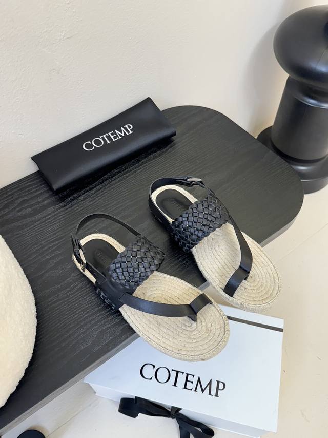 Cotem 春季柔软 衣服夹脚凉鞋 ，以早期普世的功能性闻名 始终保留着简洁与舒适的特点，经过多重材质的融合拼接 塑造成为不拘泥于特定场地与用途的休闲鞋，正式拉