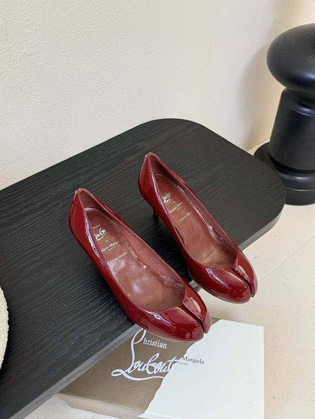 高跟6.5Cm Cl X Maison Margiel* 25Ss分趾平底单鞋 Maison Margiela 与 Christian Louboutin 推出