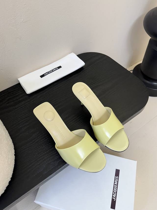 Jacquemus 25春夏新款极简高跟细跟凉拖鞋高跟鞋！ 新颖时尚大方，性感不失优雅，很显脚部线条，附有骨感美的视觉效果，非常百搭的时尚单品！ 极简优雅 超级