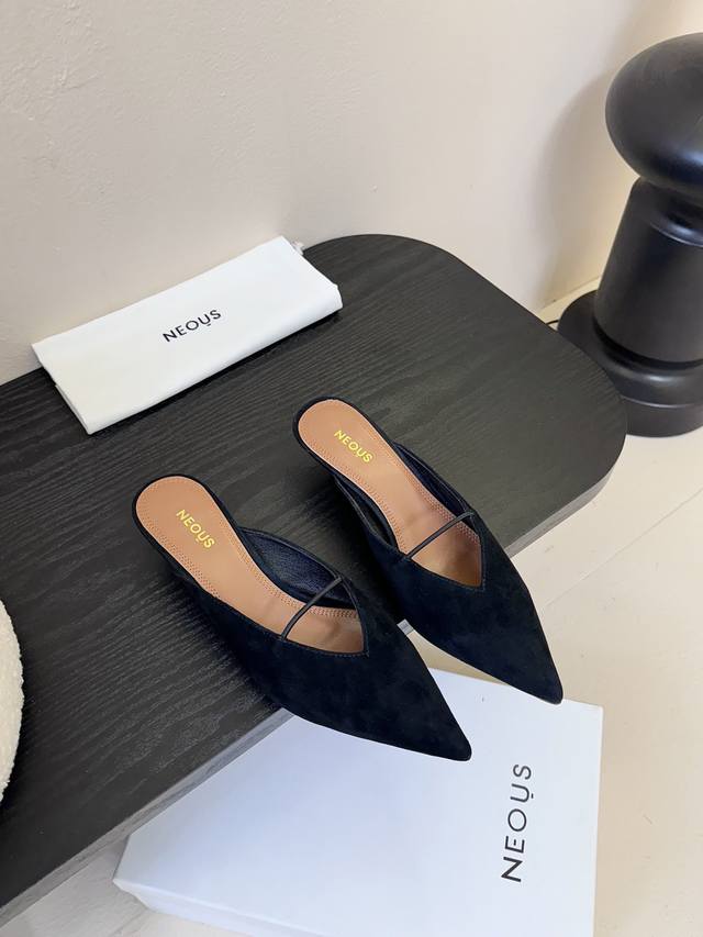 Neous 新品 Neous这双尖头穆勒猫跟鞋 简直是时髦精的心头好 低调沉稳的黑色鞋面 质感细腻 高级感扑面而来 精致尖头设计 勾勒出利落线条 散发着自信气场