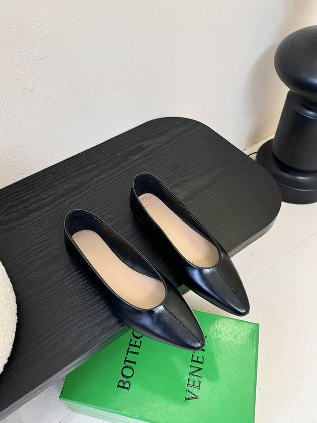 Bottega Veneta2025春夏新品爆款简易复古平底单鞋Bv新款小圆头凉鞋抢手大爆款，Ins&小红书巨多网红明星上身！上脚超性感！真的太美了！有理由刮起