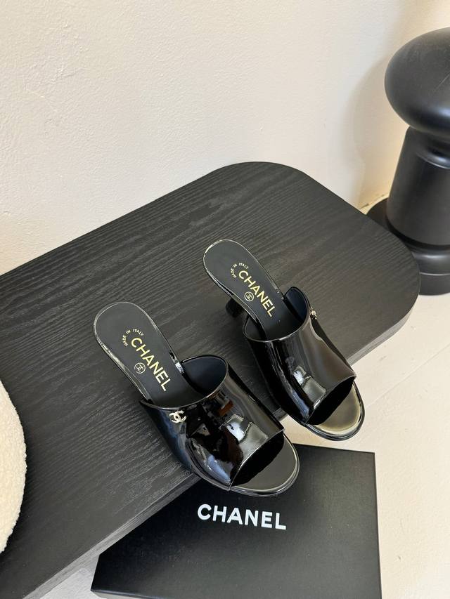 Chanel香奈儿走秀款拖鞋 完全原版一比一复刻打造 版型超级正 最新时尚的设计 火遍全网的单鞋，上脚又酷又时髦 五金全部开模复刻 独特设计最为抢眼吸晴 上脚还