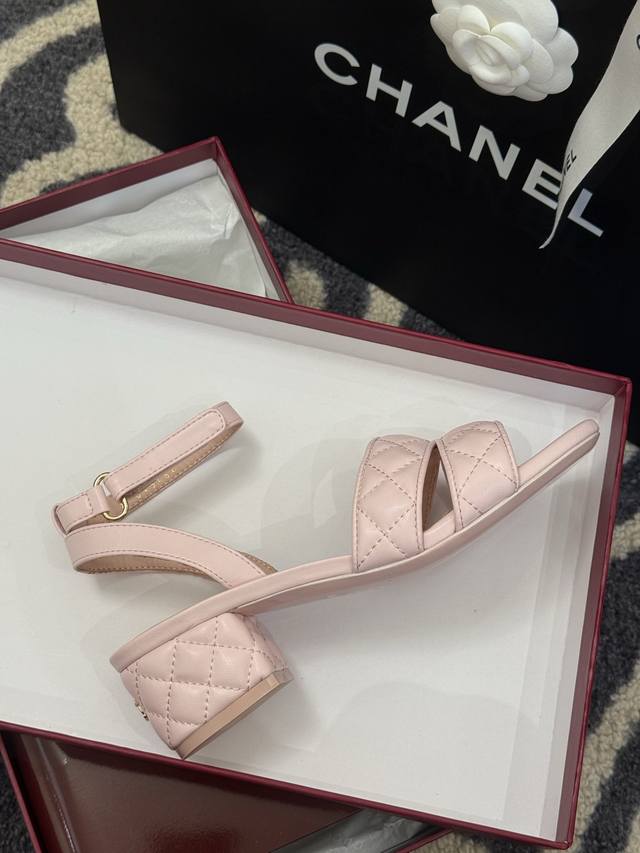 高版本 Chanel Ss25 蜜儿拖鞋 凉鞋系列 小羊皮材质，格纹加持，精致 小粗跟，跟高5Cm，很舒服 Size 35-42
