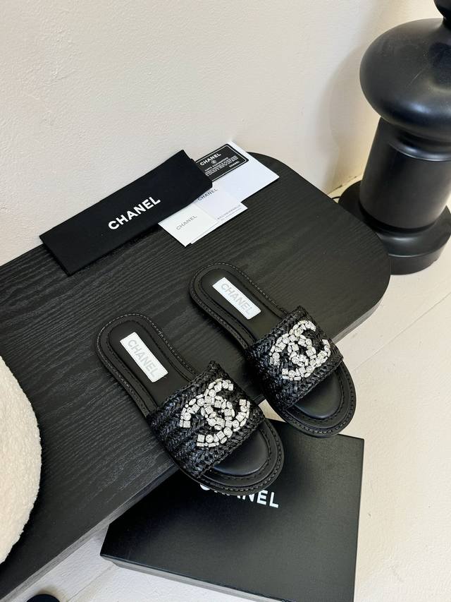 Chanel 25C新款水钻拖鞋 回归的经典书包扣设计 特别Vintage 复古味十足 乐福鞋也长到了审美上 鞋面牛皮 内里羊皮 原版大底 Size:35-39