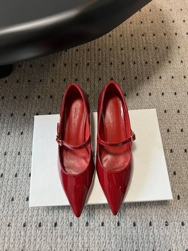 Khait* 25Ss尖头内增高玛丽珍单鞋 酷飒摩登 足下生风 凌厉的尖头设计 瞬间拉长腿部线条 精致搭扣增添细节感 巧妙融合复古与现代 不费力的时尚 轻松适配