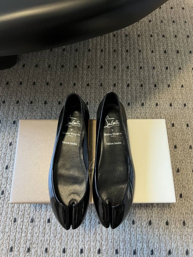 Cl X Maison Margiel* 25Ss分趾平底单鞋 Maison Margiela 与 Christian Louboutin 推出首个联名鞋履系列