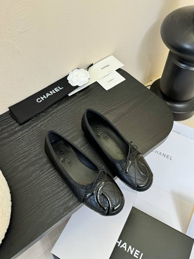 小香新品 蝴蝶结芭蕾舞鞋 原版1:1复刻 经典中的经典 无论搭配裤装还是裙装都是完美 小圆头的设计很好的修饰脚型 ，小仙女们必备！ 鞋面采用进口羊皮 内里顶级混
