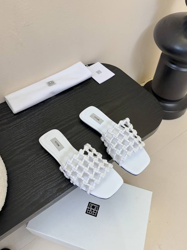 Totem* 新品 是时尚与舒适的完美邂逅 鞋面独特的编织纹理 交织出精致格调 彰显匠心工艺 简约的方头与平底设计 随性自在 低调中流露着高级感 轻松拿捏时髦氛