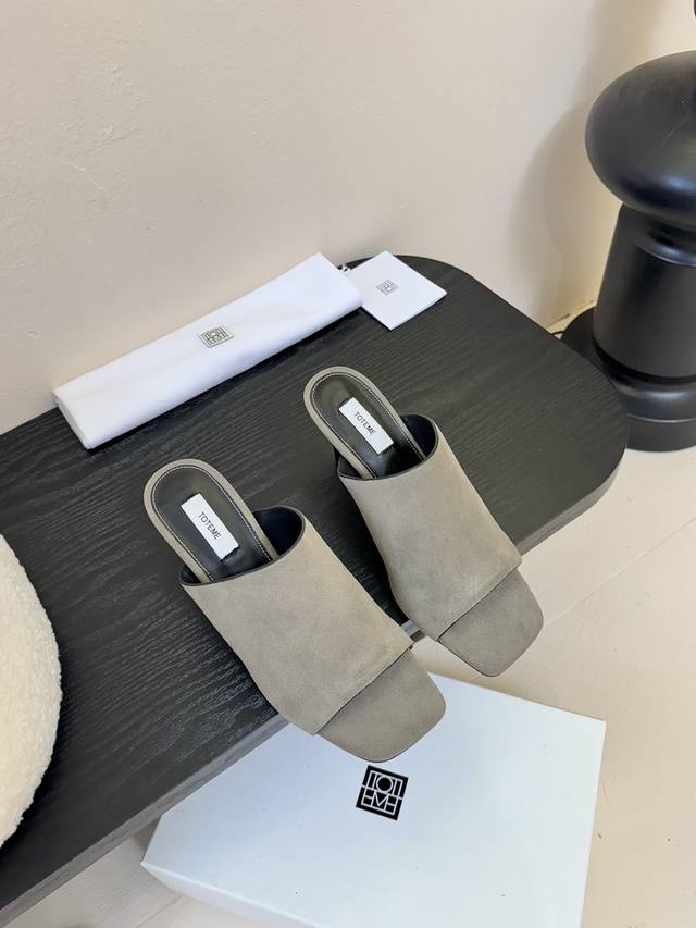 Toteme25春夏高跟方头简易拖鞋！ 呈现的利落融合很的完美，牛反绒打造上脚超级舒适！无是论休闲度假还是优雅知性，都驾得驭很好！ 比象想中更百搭多变，真正释诠