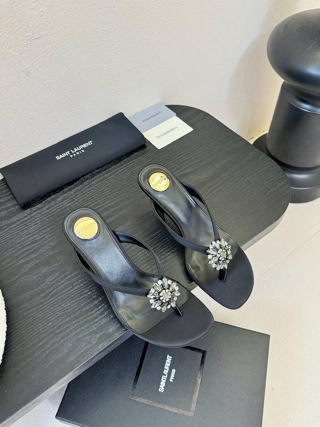 Saint Lauren* 25Ss Ysl夹趾凉拖 把平底鞋做的那么有韵味也只有Ysl了 它不仅代表了高贵和优雅 更是一种独特的时尚态度的象征 新款绝美高跟鞋